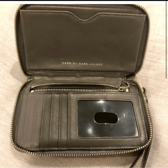 Marc by Marc Jacobs wallet Gray Patent great Condition - Picture 12 of 12